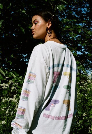 WHITE LONG SLEEVED T-SHIRT WITH PRINTED SUPER SOAKER DESIGN