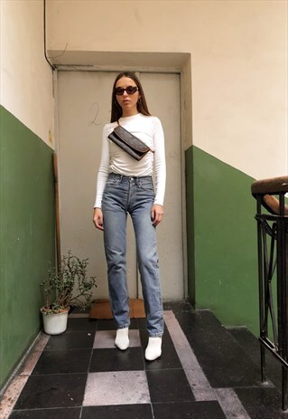 VINTAGE STRAIGHT LEG HIGH RISE LEVIS JEANS FROM 90S