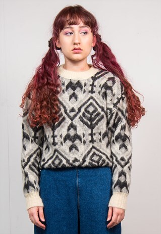 VINTAGE 90'S WHITE & BLACK PATTERN KNIT THICK JUMPER