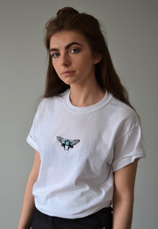 UNISEX T-SHIRT IN WHITE WITH MOTH EMBROIDERY