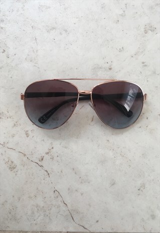 AVIATOR SUNGLASSES IN BROWN AND GREY TINT.