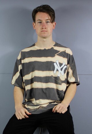VINTAGE MAJESTIC NEW YORK YANKEES T-SHIRT IN BROWN ACID WASH