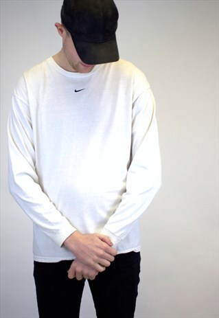 VINTAGE NIKE T-SHIRT.