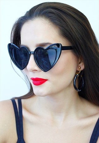 BLACK OVERSIZED HEART SUNGLASSES