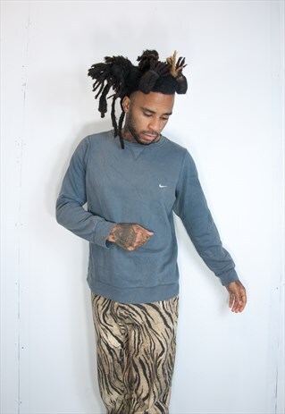 VINTAGE EMBROIDED NIKE SWEATSHIRT