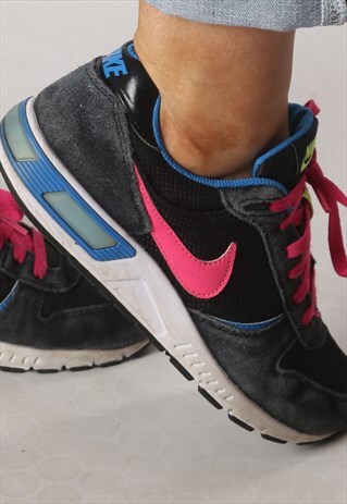 NIKE TRAINERS UK 5.5. US 6Y (K74B)