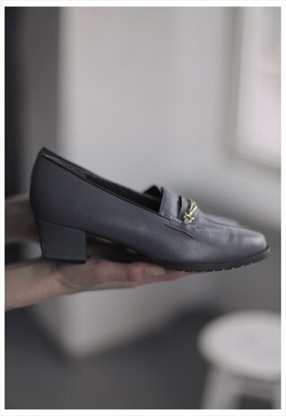 VINTAGE 50'S GREY BUCKLE MIDI HEELS
