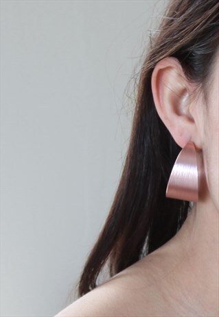 PINK CHUNKY THICK METALLIC HOOP EARRINGS.