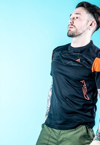 VINTAGE ADIDAS T-SHIRT 90S IN BLACK WITH A ORANGE LOGO