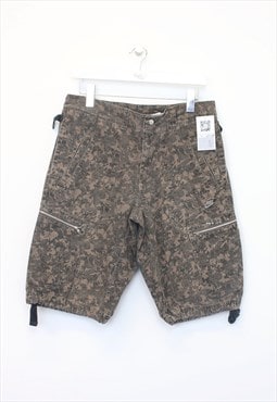 Vintage Nike cargo shorts in camo. Best fits 32