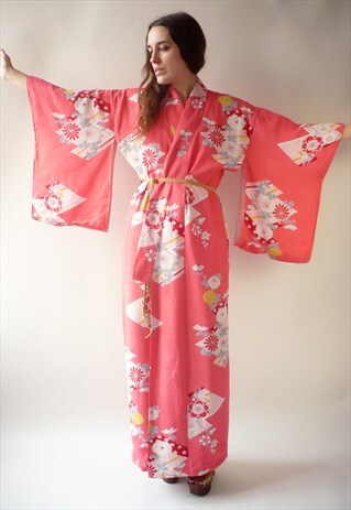 1960'S VINTAGE PINK JAPANESE FULL LENGTH FLORAL CREPE KIMONO