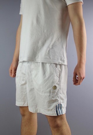 VINTAGE ADIDAS SHORTS IN WHITE WITH POCKETS, PATCH LOGO AND