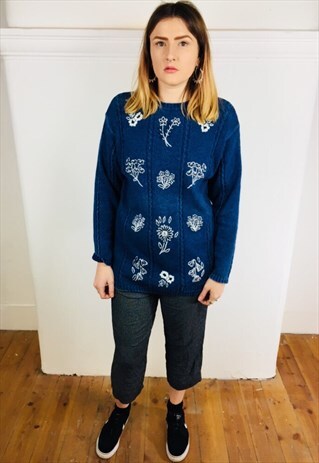 KNITTED JUMPER WITH EMBROIDERED FLOWER DETAIL