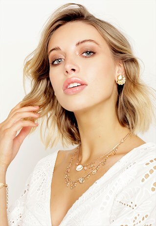 FAUX PEARL SCALLOP SEASHELL STUD EARRINGS IN GOLD