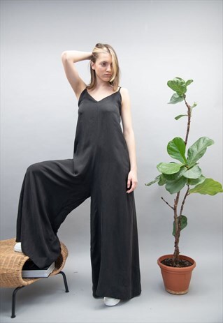 LOOSE LEG, OPEN BACK WITH POCKETS JUMPSUIT WITH DEEP V LINE
