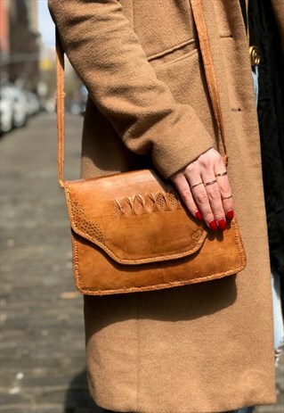 VINTAGE LIGHT BROWN LEATHER CROSSBODY FLAP BAG