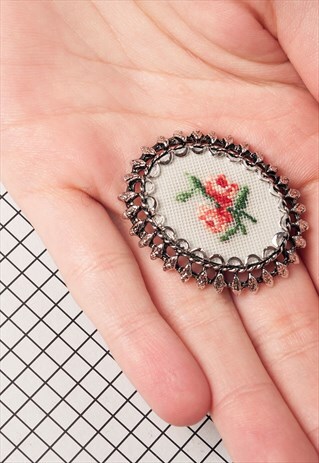 80S VINTAGE EMBROIDERED BROOCH