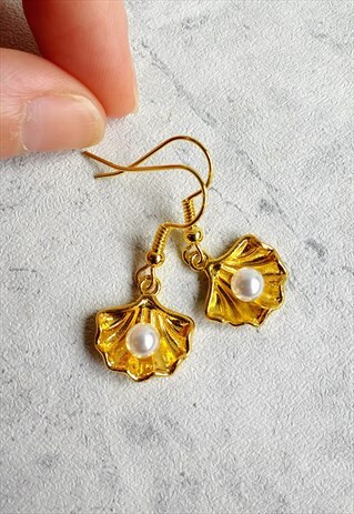 GOLDEN SHELL WITH FAUX PEARL EARRINGS