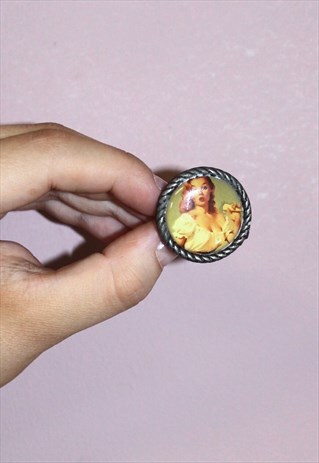 90'S VINTAGE PIN UP LADY GREY OVERSIZED RING RETRO