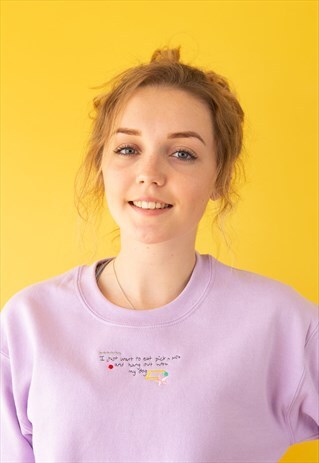 UNISEX SWEATSHIRT IN LILAC WITH DOG SLOGAN EMBROIDERY