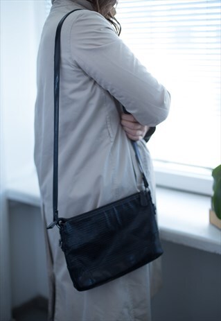 VINTAGE BLACK SNAKE SKIN LOOKS CROSS BODY BAG