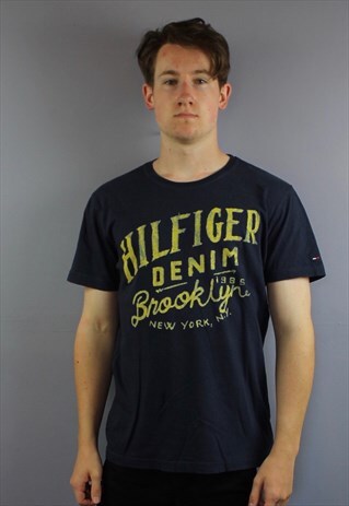 VINTAGE TOMMY HILFIGER T SHIRT IN NAVY WITH PRINTED LOGOS AN