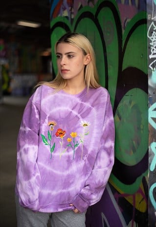 YOLOTUS TIE DYE FLOWER EMBROIDERY SWEATSHIRT IN PURPLE