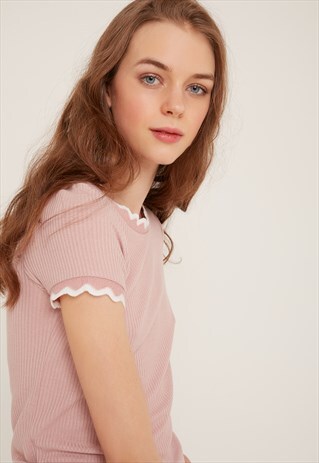 CONTRAST FRILL HEM T-SHIRT