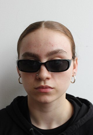 VINTAGE BLACK BOLD Y2K STYLE SILVER HAND FRAME SUNGLASSES
