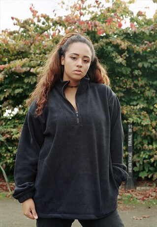 FLEECE IN BLACK WITH WOVEN LABEL DETAILS