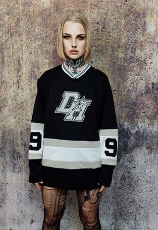 Varsity sweatshirt stitched thin American jumper in black