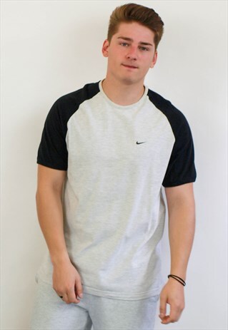 VINTAGE NIKE T-SHIRT