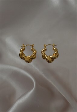 BLISSE. Gold Croissant Twist Hoop Earrings