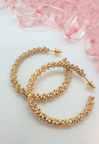 TEXTURED HOOP EARRINGS IN GOLD