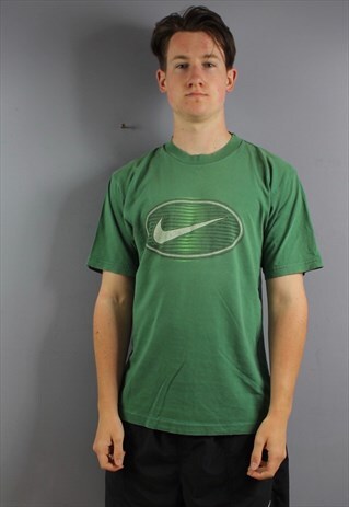 VINTAGE NIKE SWOOSH T SHIRT IN GREEN WITH PRINTED LOGO. SIZE