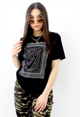 90'S RETRO BLACK SPELL-OUT LOGO T-SHIRT