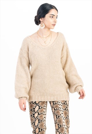 V NECK BAGGY SWEATER IN BEIGE WITH PUFFY SLEEVES