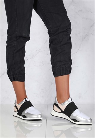 STRETCH BAND DETAIL TRAINER IN SILVER