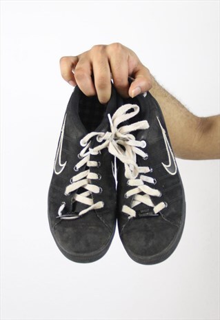 VINTAGE NIKE BLACK CHECK-HEELED TRAINERS