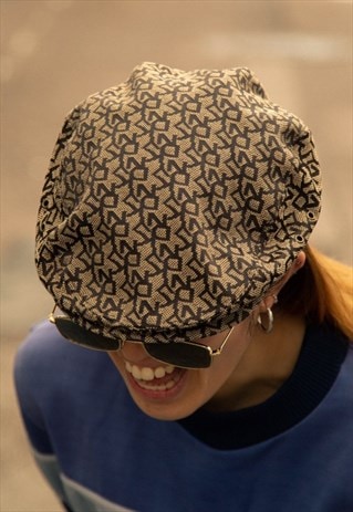 VINTAGE DKNY FLAT CAP IN GOLD AND BLACK.