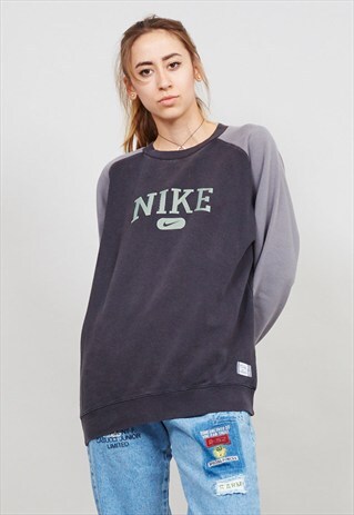 OVERSIZED 90'S VINTAGE NIKE BLACK SWEATER