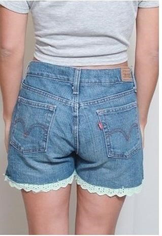 VINTAGE 1980'S DARK WASH BLUE LACE TRIM LEVIS DENIM SHORTS