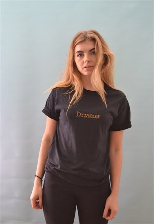 T-SHIRT IN BLACK WITH GOLD SLOGAN DREAMER EMBROIDERY